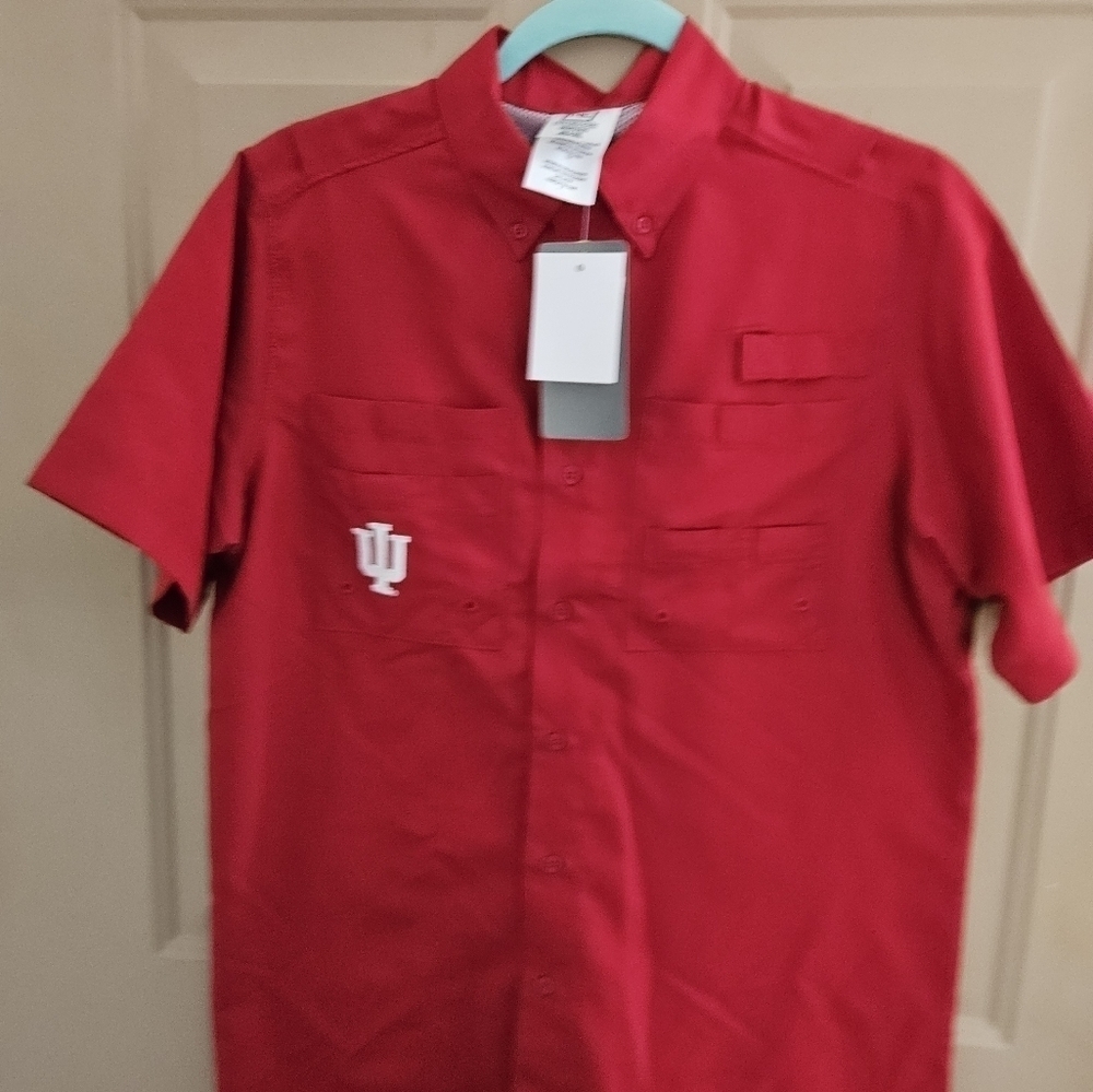 University of Indiana Hoosiers Men’s shirt. Button up front. 100% Polyster.